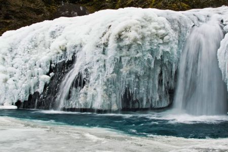 Beindruckender mit Eis überzogen Wasserfall