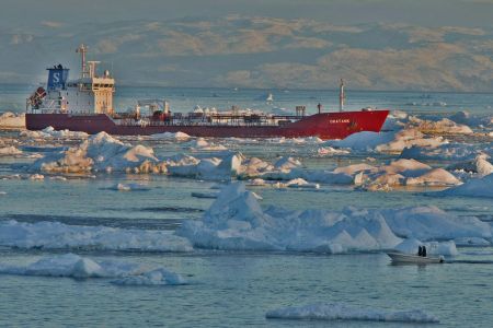 Der Tanker  ORATANK  versorgt Ilulissat jährlich zweimal mit Treibstoff