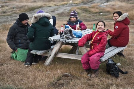 Inuit Familie beim Picknick