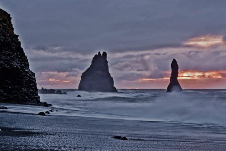 Basaltsäulen in Island :     Die gegen 70m hohen Basaltsäulen in der  peitschenden Brandung des nördlichen Polar Meeres prägen in Island das Bild eines Küstenabschnittes. 