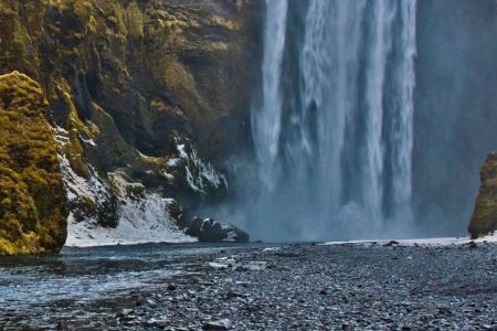 Der Wasserfall Skógafoss ist das Wahrzeichen des Ortes Skógar im Süden Islands. Er stürzt auf 25 Metern Breite ca. 63 Meter über die Klippen der ehemaligen Küstenlinie in die Tiefe.