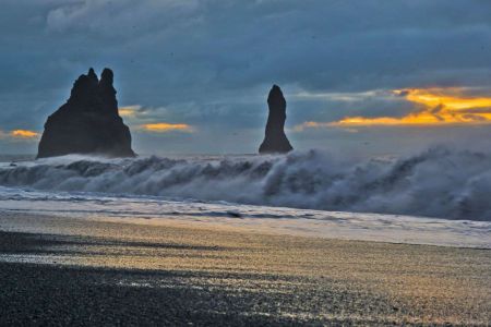 Basaltsäulen in Island Die gegen 70m hohen Basaltsäulen in der  peitschenden Brandung des nördlichen Polar Meeres prägen in Island das Bild eines Küstenabschnittes. 