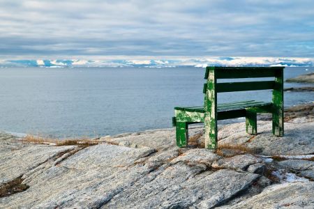 Einsame Bank mit Blick auf den Eismeer Fijord von IIlulissat