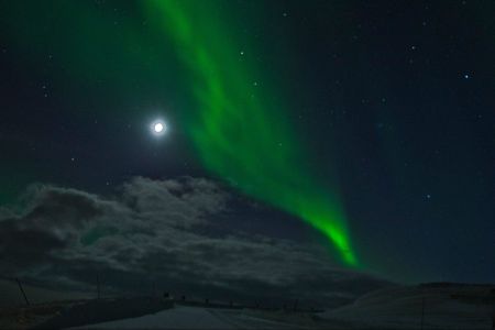 Polarlicht umgeben von Vollmond