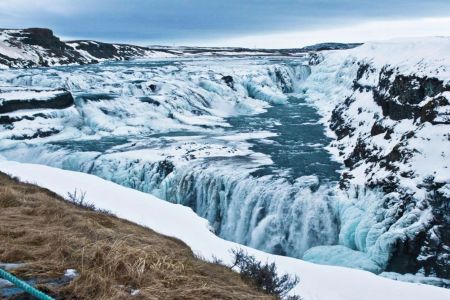 Seine durchschnittliche Wasserführung beträgt etwa 109 m³/s, im Sommer etwa 130 m³/s. Der größte bisher gemessene Abfluss betrug 2000 m³/s.  Der Wasserfall besteht aus zwei Stufen, von denen die erste 11 m und die zweite 21 m Höhe besitzt. 