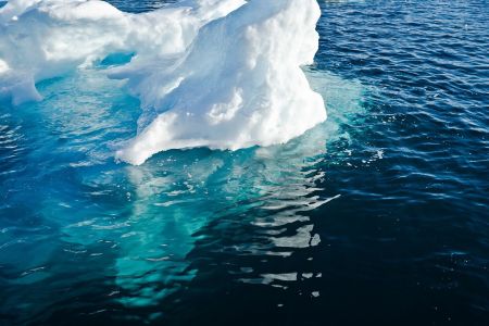 Schwimmender Eisberg mit Blick in die Wassertiefe