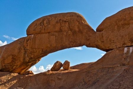 Spitzkoppe Granitberg mit dem berühmten ROCK-ARCH (natürlichen Felsbogen) 