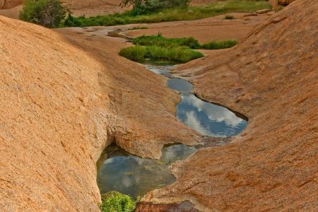 Wasserrinnsale durch Felsformationen